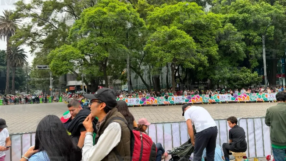Mundial de futbol y Día de Muertos se fusionan en espectacular desfile en CDMX