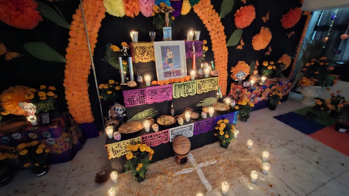 Instalan altar de Día de Muertos en honor a Bertha Chiu en Secundaria Técnica 37