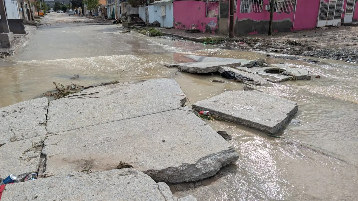 Lluvias arrancan pavimento en la calle Santiago de la colonia Fronteriza