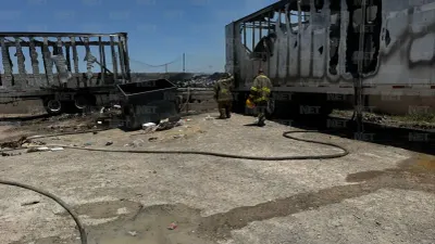 Incendio consume dos cajas de tráiler en la Panamericana