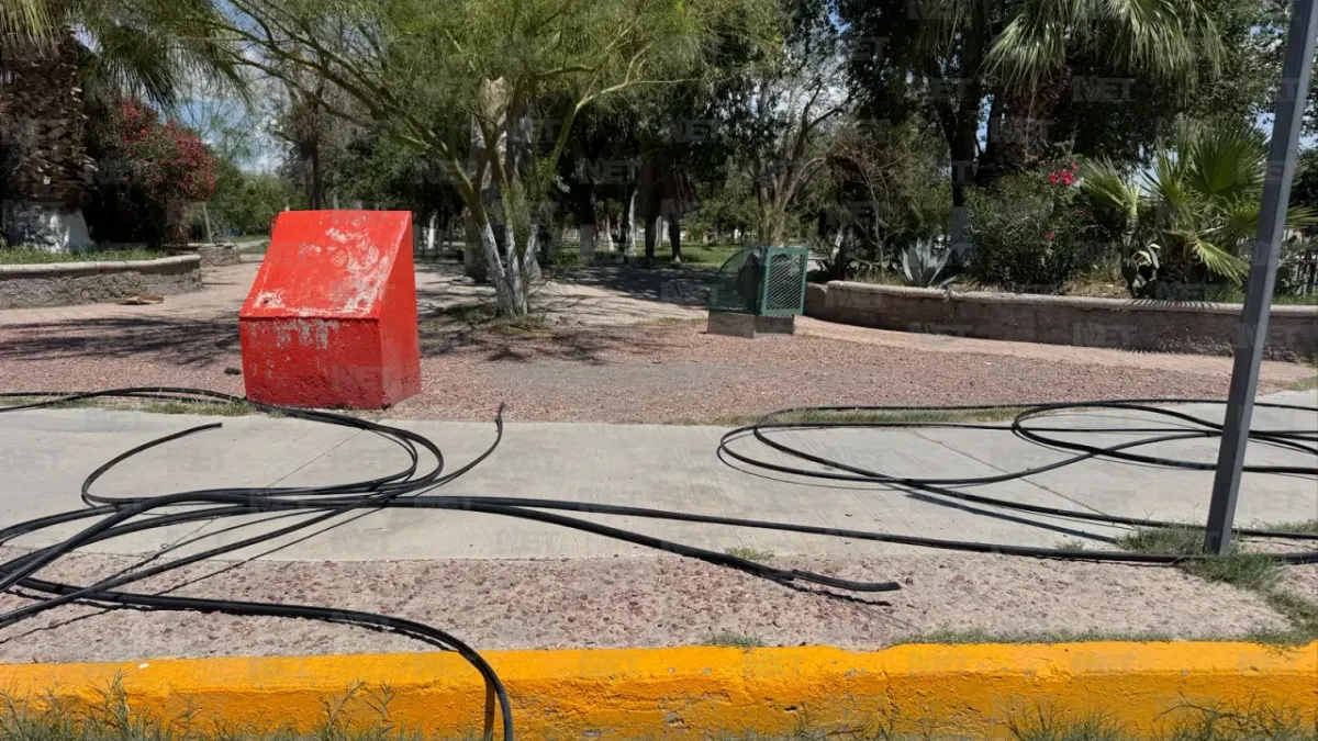 Tráiler derriba tres postes frente al Parque de la Familia