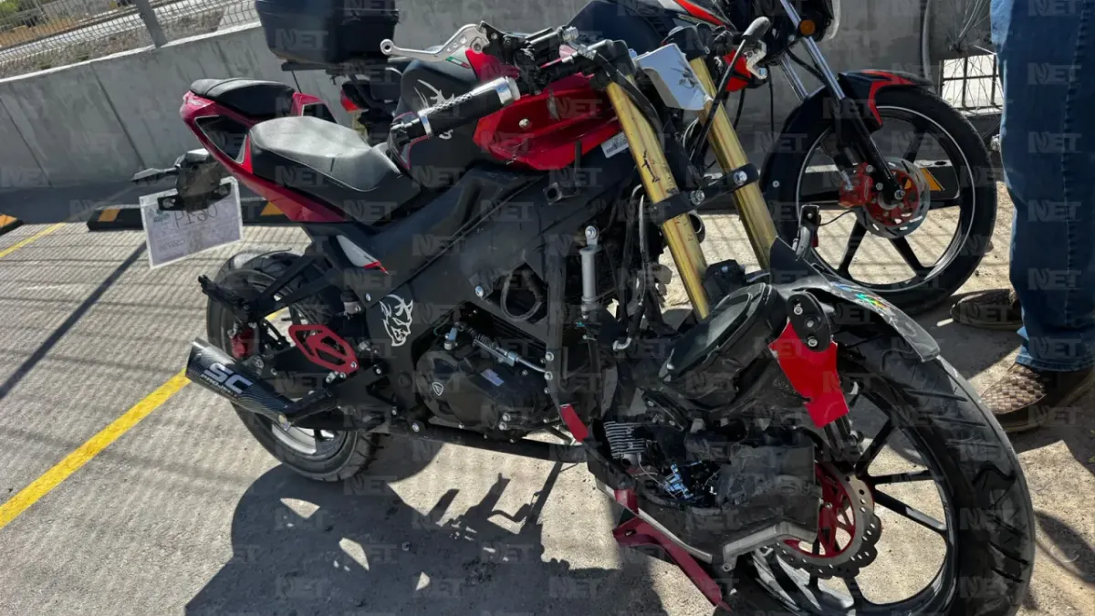 Motociclista resulta lesionado tras choque con tráiler en el eje vial