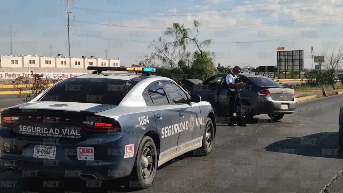 Conductor se estrella contra árbol en camellón del bulevar Francisco Villarreal