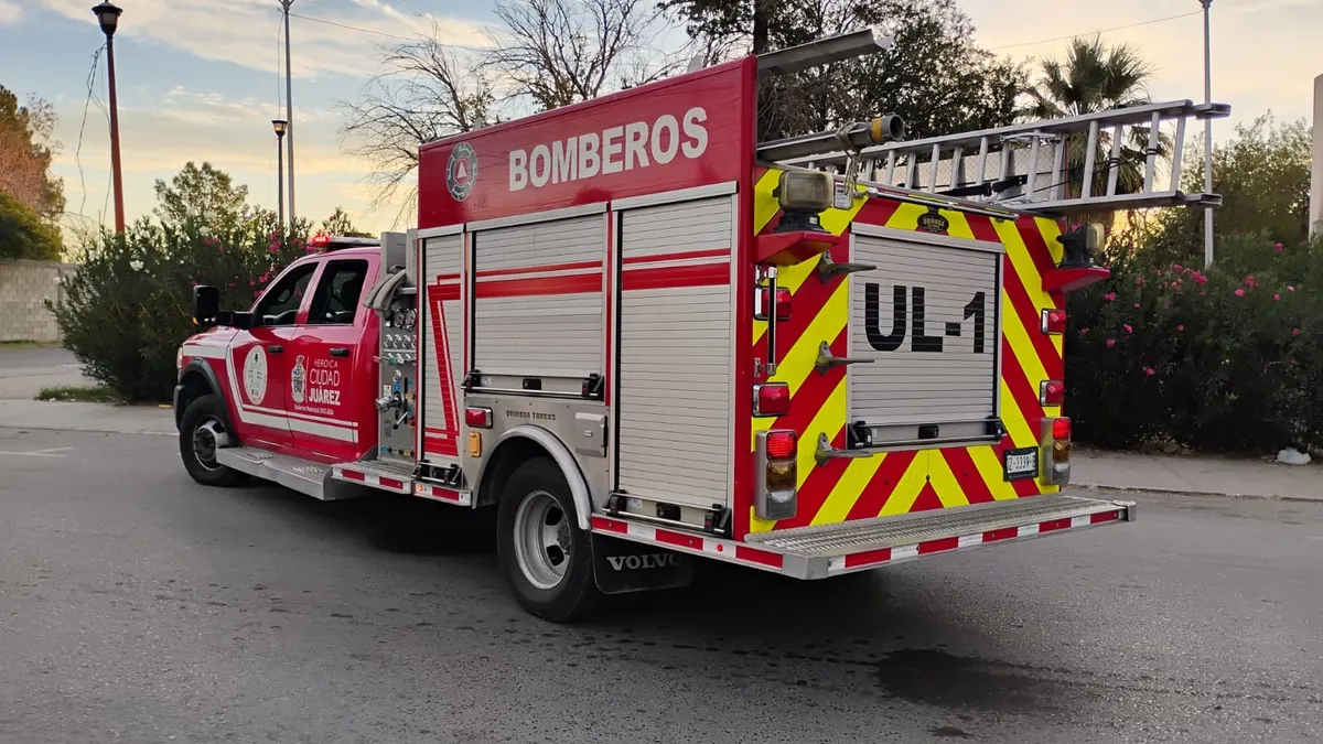 Derriba tráiler poste de telefonía y se da a la fuga en la Partido Romero