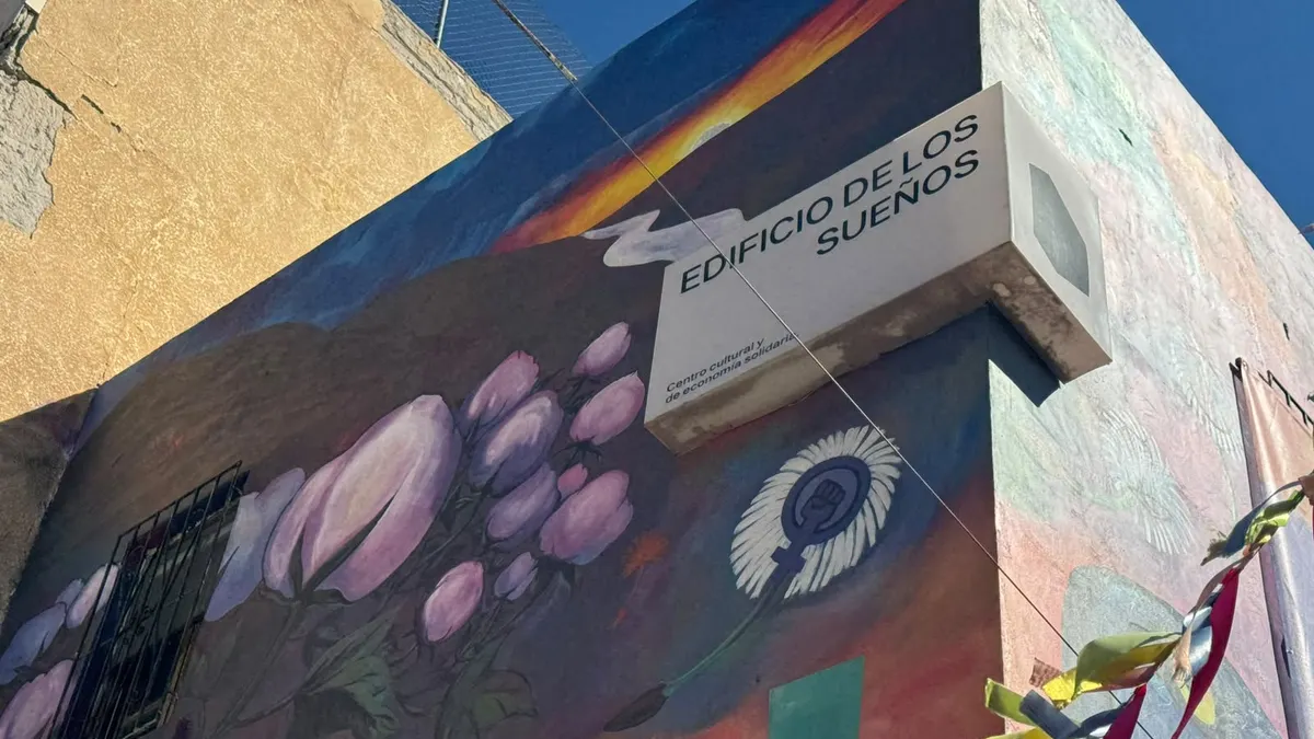 Inaugura artista Mow exposición con obras creadas en el transporte público