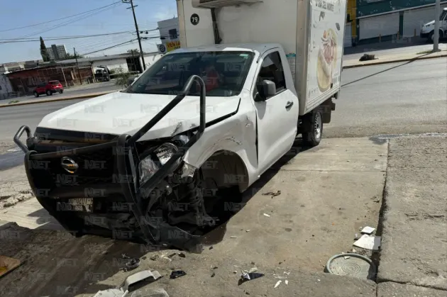 Vuelca camión de cárnicos y camioneta choca contra portón en la Óscar Flores