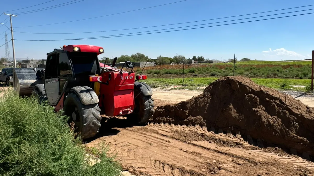 Reparan calles de terracería en El Sauzal por iniciativa de particulares