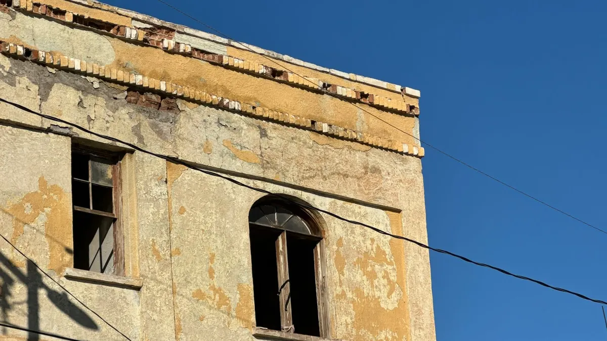 Demuelen antiguo Hotel Olivia por riesgo de colapso en la Zona Centro