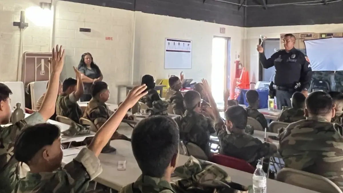 Policía de El Paso imparte charla preventiva a jóvenes Marines