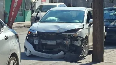 Choca por omitir alto y tira postes en la 16 de Septiembre