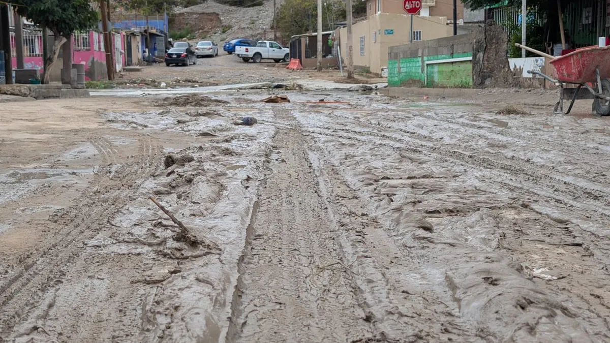 Lluvias arrancan pavimento en la calle Santiago de la colonia Fronteriza