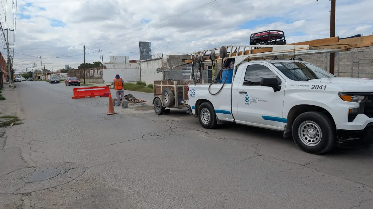 Atiende JMAS reporte de alcantarilla abierta en la Vicente Guerrero