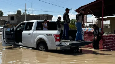 Grupo de juarenses reparte agua potable en colonias afectadas por lluvias