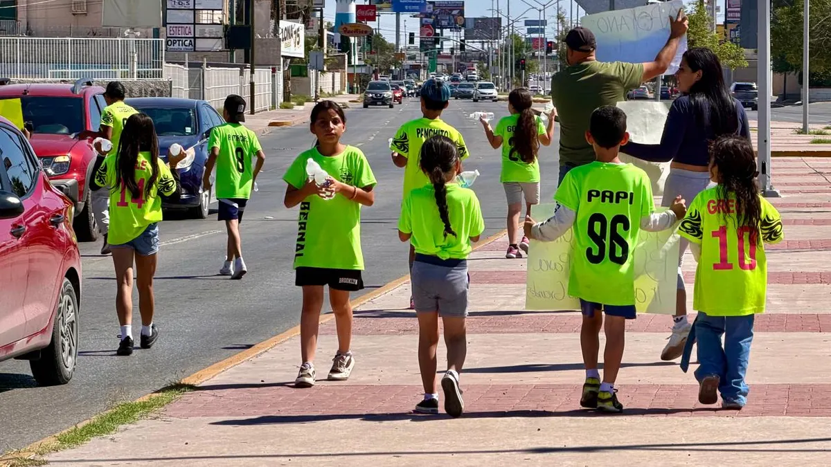 ¡Ayúdalos a cumplir su sueño! Niños venden agua para ir a torneo