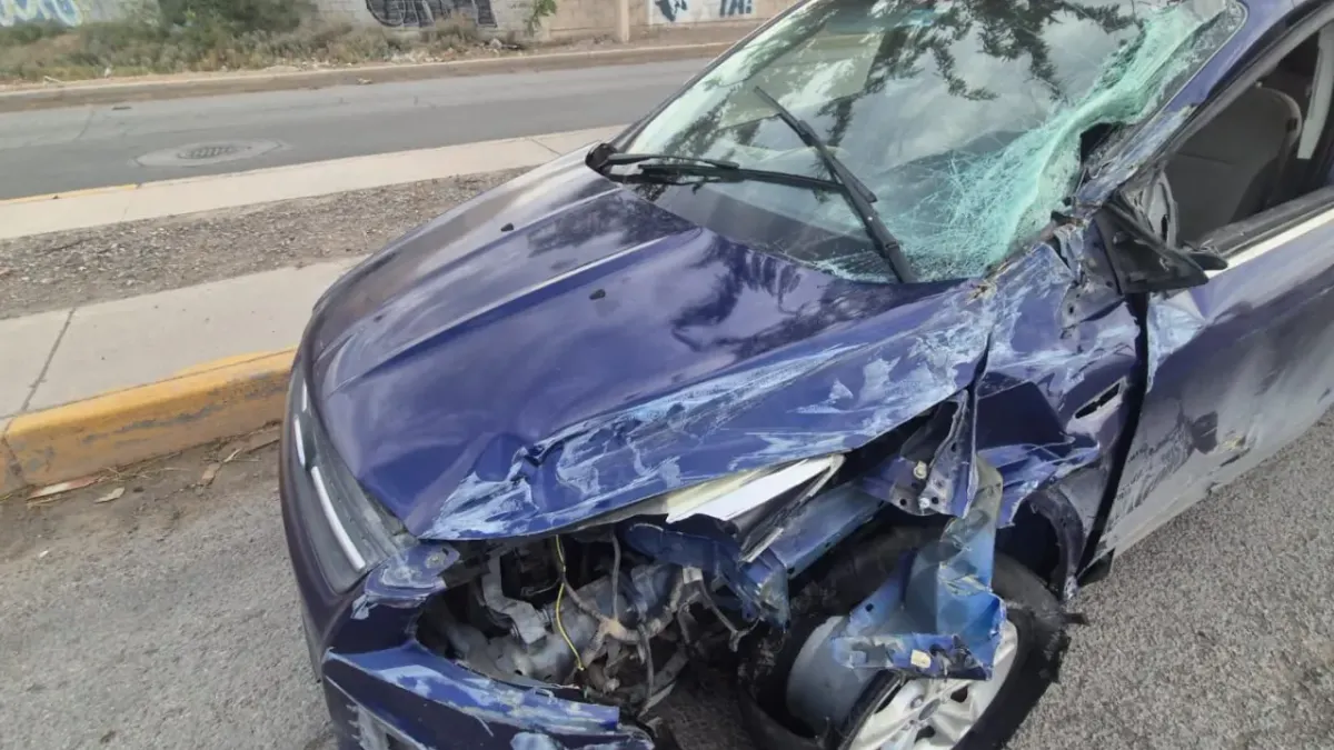 Vuelca camioneta tras choque en la Talamás; el responsable se da a la fuga