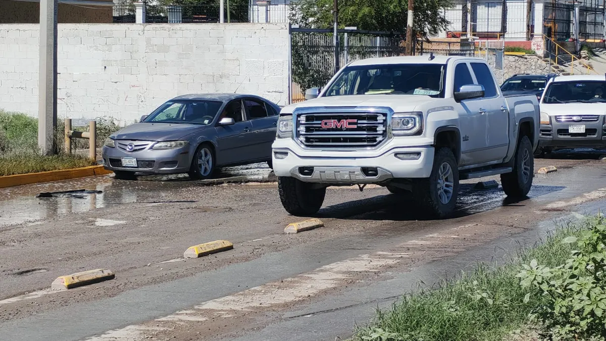 Baches de gran tamaño complican circulación en eje vial Juan Gabriel