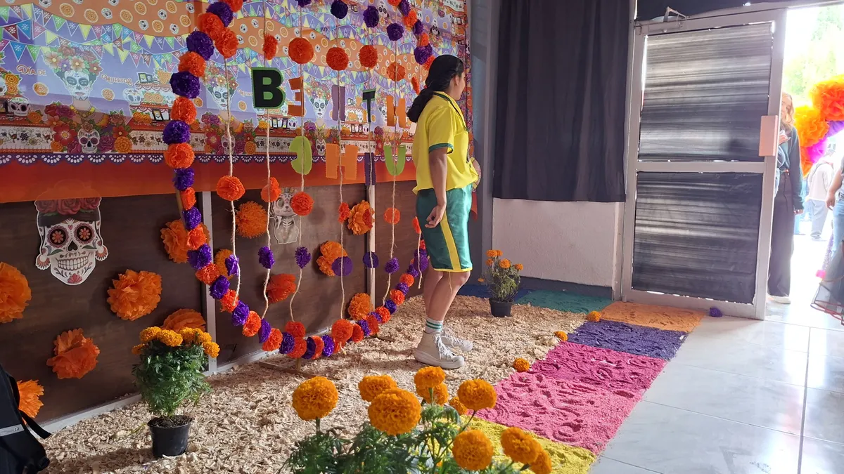 Instalan altar de Día de Muertos en honor a Bertha Chiu en Secundaria Técnica 37