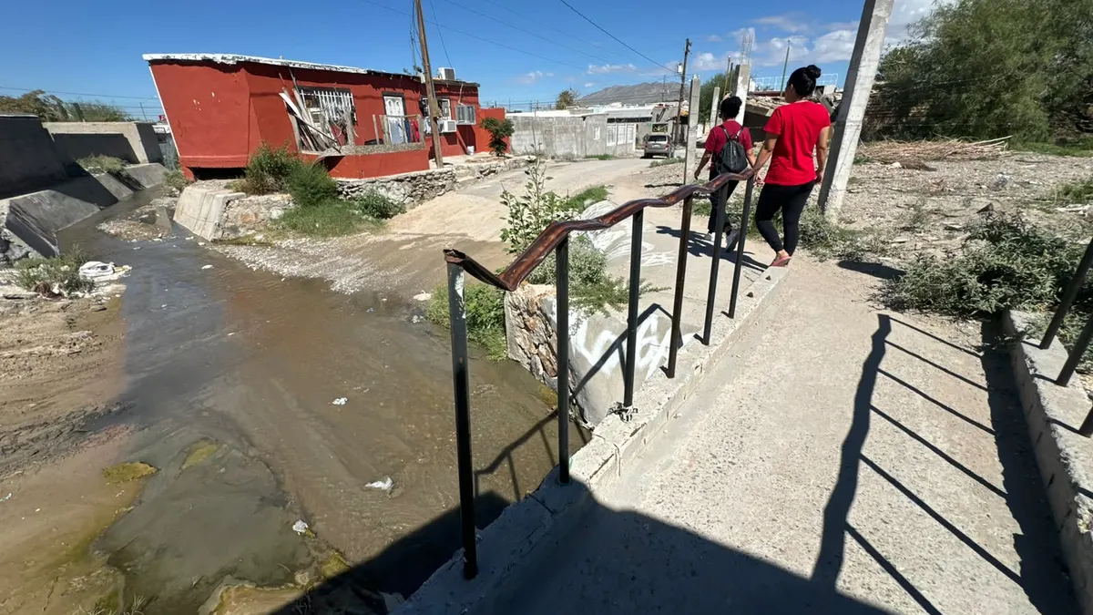 Vecinos de Barrio Alto enfrentan arroyo de aguas negras desde hace semanas