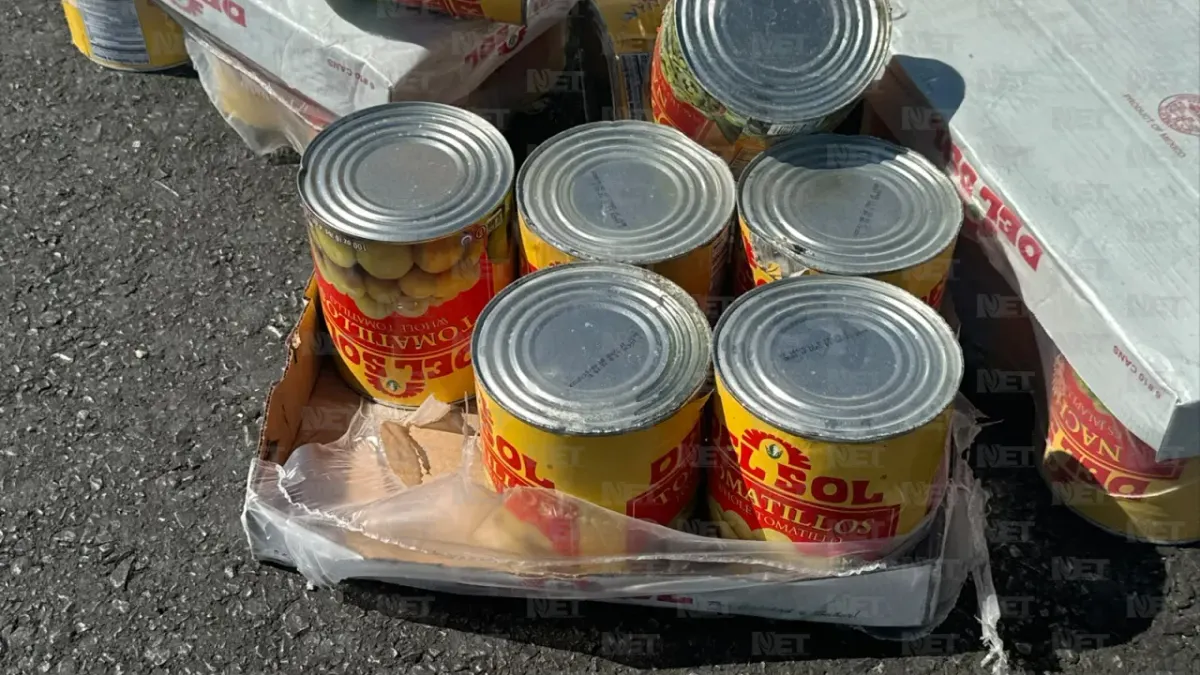 Choque deja dos heridos y carga de alimentos enlatados regada en la Panamericana