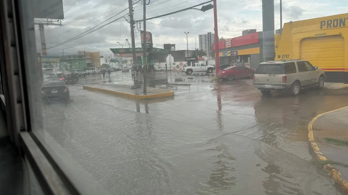 Encharcamientos complican tránsito en el bulevar Óscar Flores