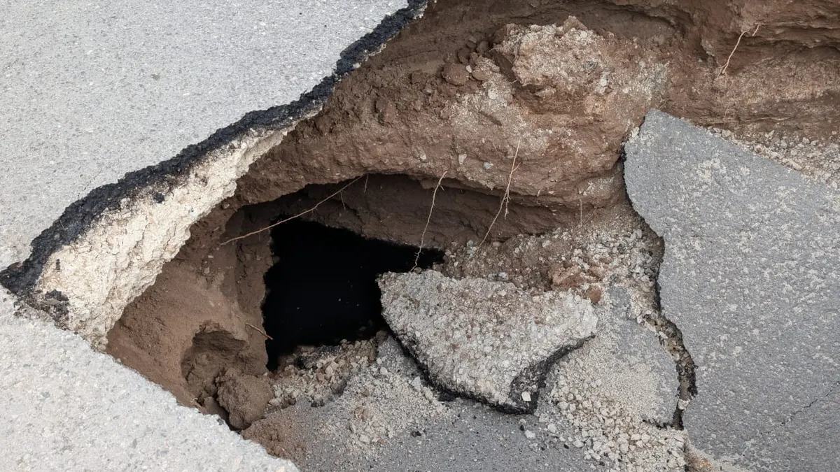 Se abre socavón en cruce de Zempoala y Sicomoros, cerca de Pueblito Mexicano