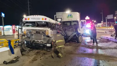 Omite tráiler luz roja y choca contra camión de personal; hay un lesionado