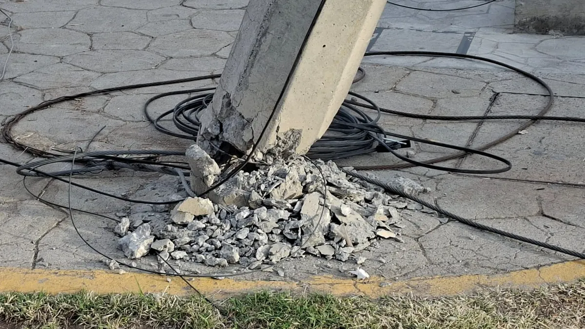 Derriba tráiler poste de telefonía y se da a la fuga en la Partido Romero