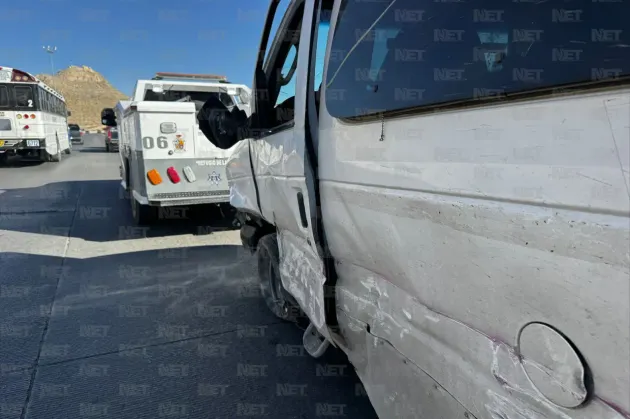 Conductor se impacta contra barreras de concreto en el Camino Real