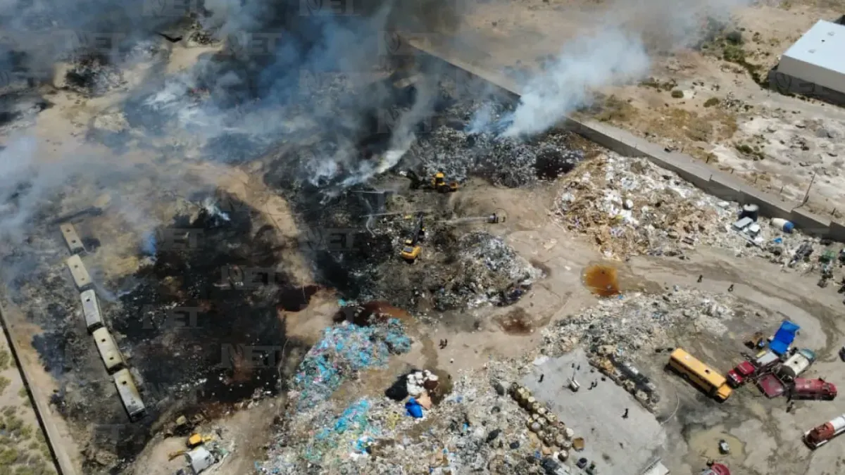 Controlan Bomberos al 95% el incendio en recicladora