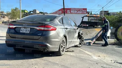 Vuelca auto con placas de Texas en la División del Norte y conductor huye