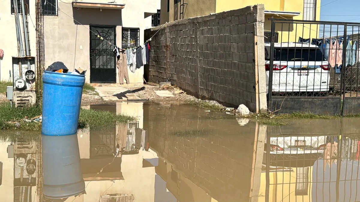 Desborda drenaje en Villas del Sur III y deja 150 casas rodeadas de aguas negras