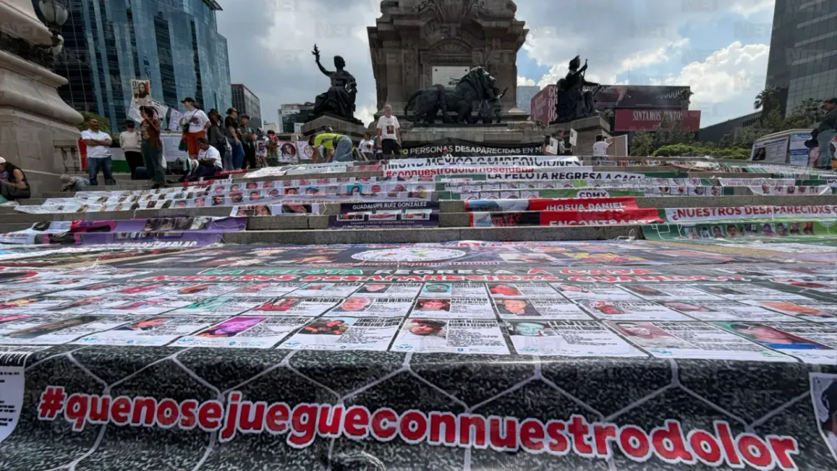Colocan colectivos fichas de desaparecidos en el Ángel de la Independencia