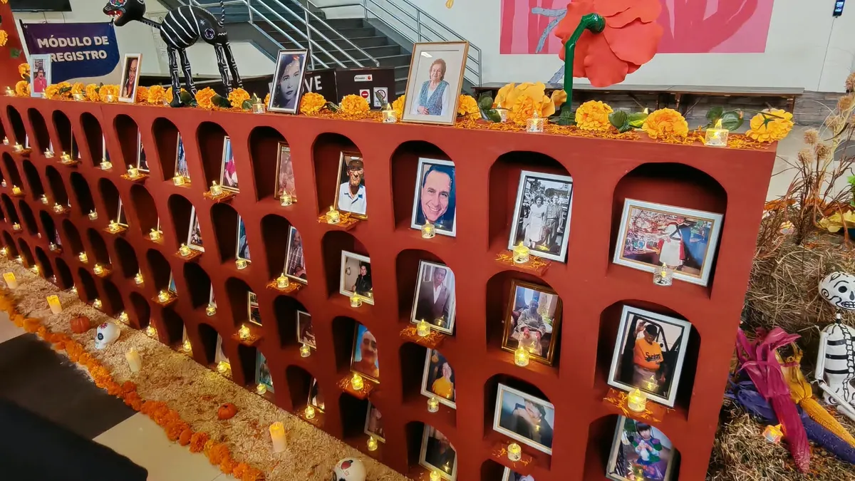 Colocan altar de muertos 'El Jardín de los Recuerdos' en Pueblito Mexicano