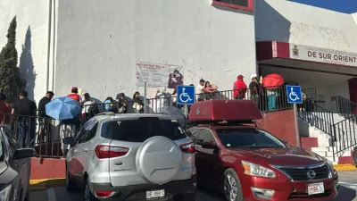 Instalan módulo del SAT en Zaragoza y se forman largas filas
