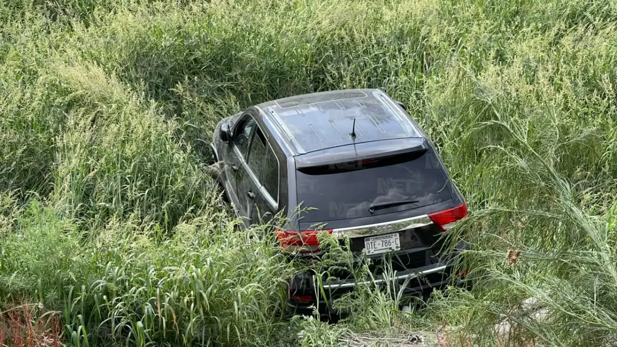 Bajó a cargar gas, olvidó poner el cambio y su Jeep cayó a un dique