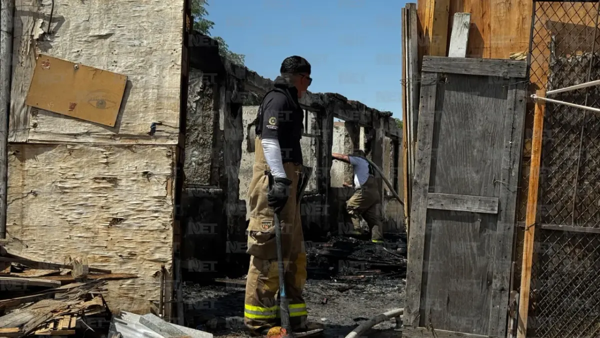Incendio moviliza a Bomberos en la colonia Azteca