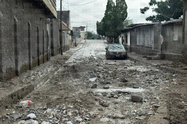 Lluvias dejan calles y autos cubiertos de lodo en Granjas de Chapultepec