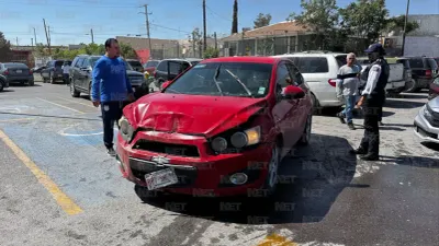 Choque múltiple deja varios vehículos dañados en estacionamiento