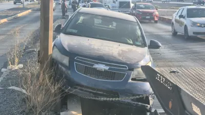 Conductor choca contra poste en Las Torres y provoca caos vial