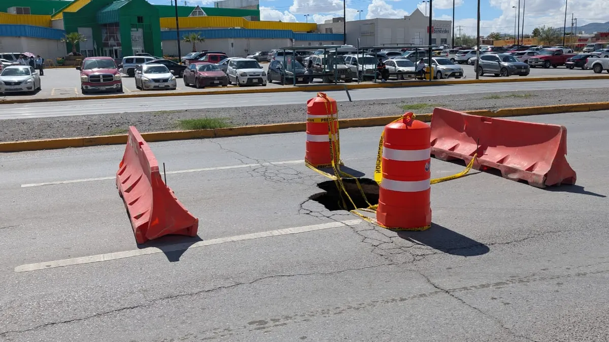 Se forma socavón en la Manuel J Clouthier y cierran carril