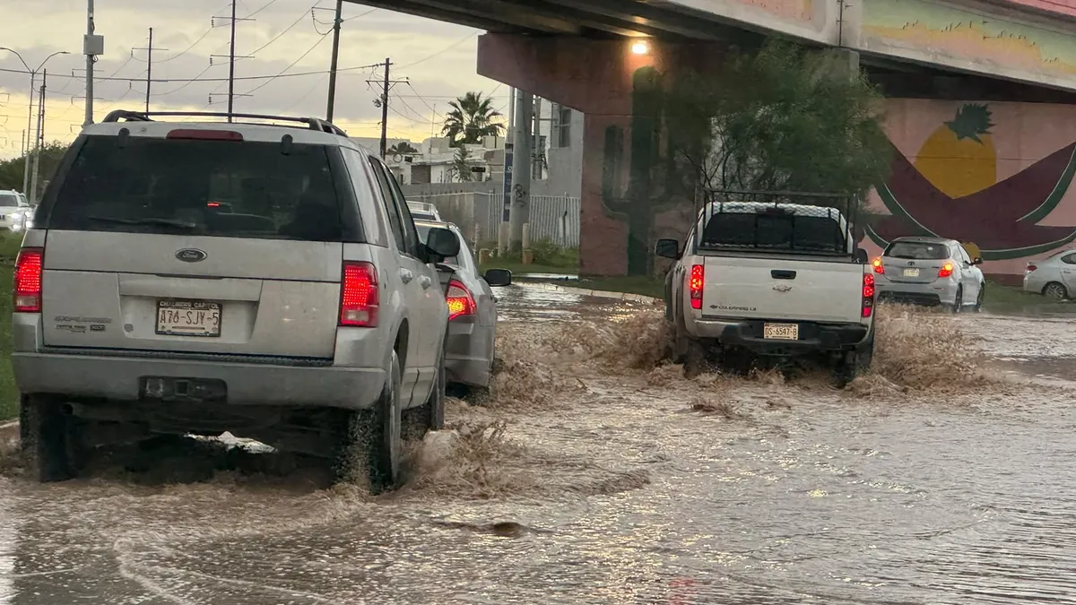 Trabajan Bomberos y JMAS para retirar agua tras desbordamiento del río Bravo