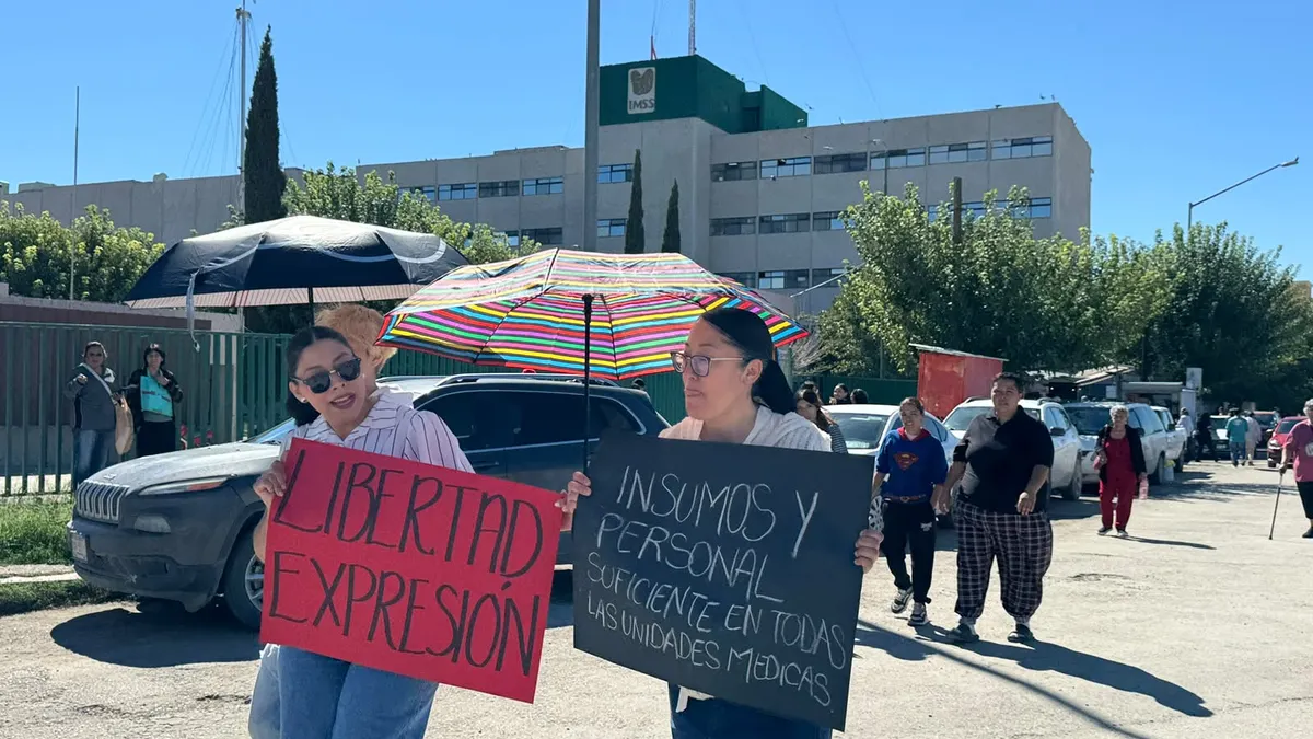 Protestan en Juárez empleados del IMSS por aumento salarial y pensiones