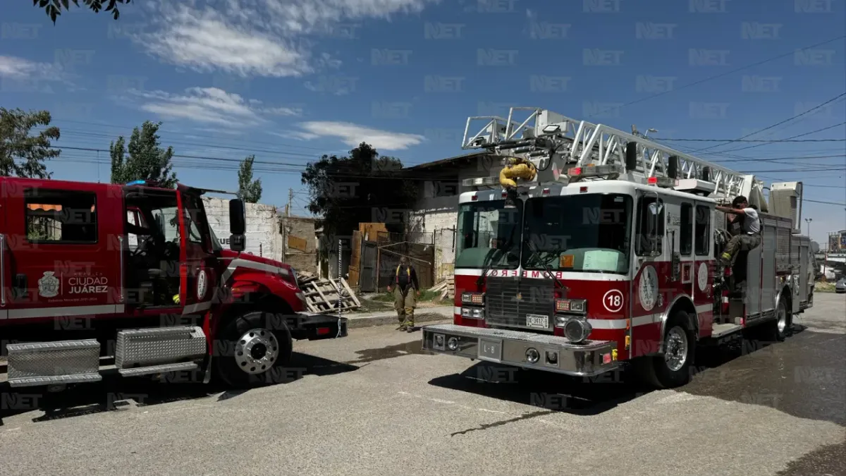 Incendio moviliza a Bomberos en la colonia Azteca