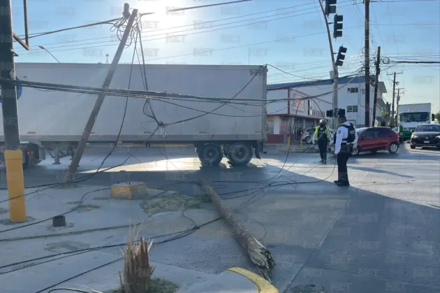 Tráiler derriba poste y afecta circulación en la Plutarco Elías Calles