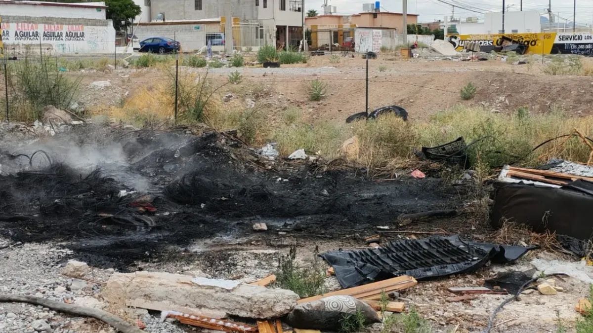 Sofocan Bomberos incendio de llantas en lote baldío de la Oasis Revolución