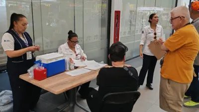 Aprovechan juarenses vacunación gratuita en plazas comerciales