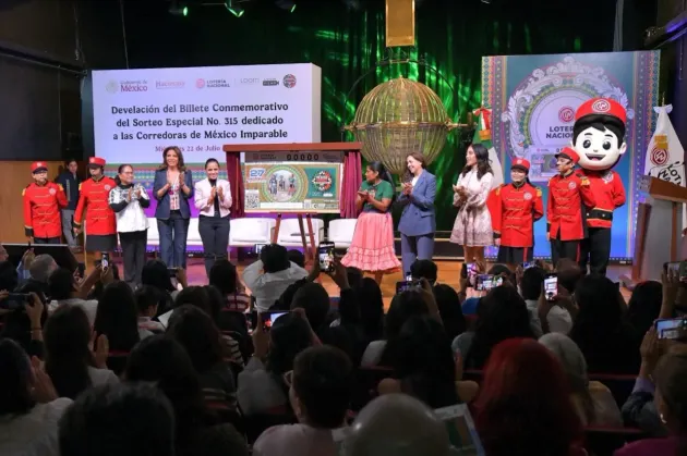 Reconocen a Lorena Ramírez con billete conmemorativo de la Lotería Nacional