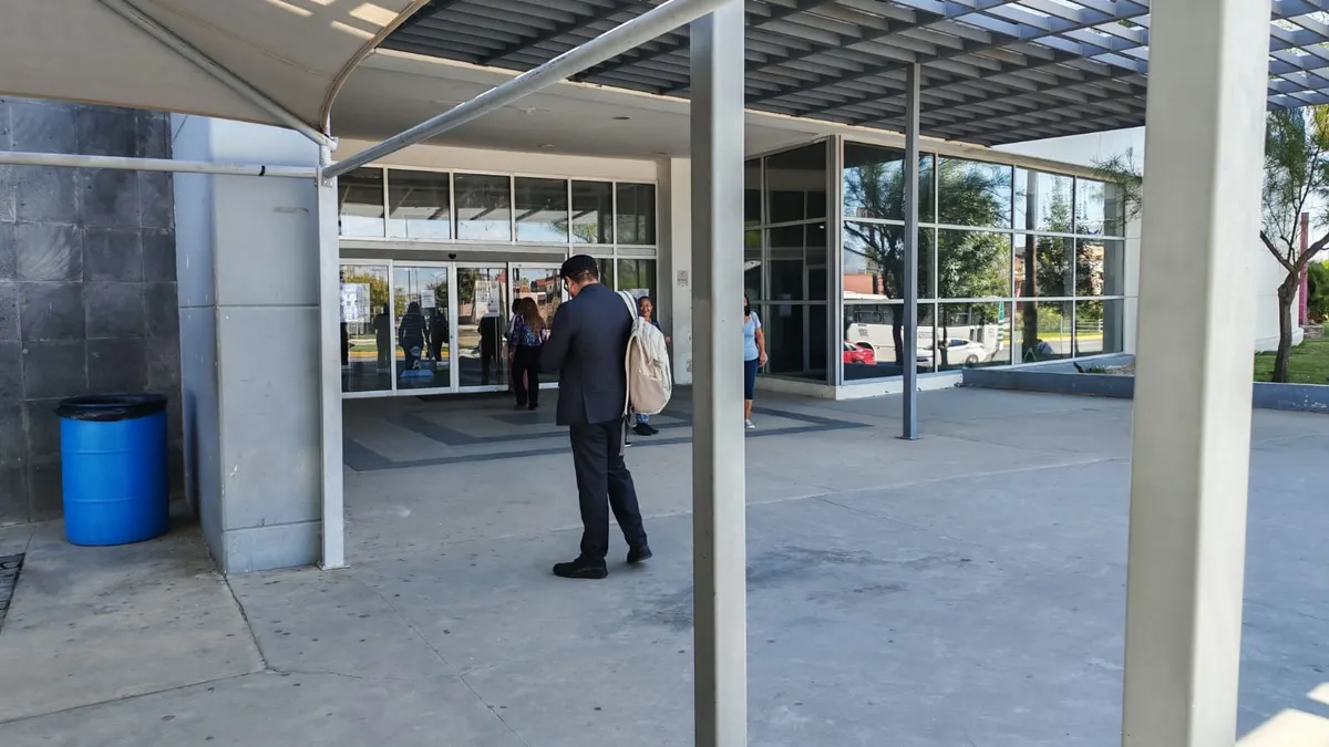 Encuentran ciudadanos cerradas las oficinas de Pueblito Mexicano