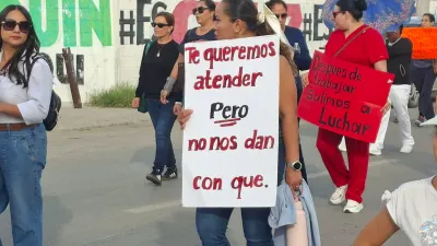 Marchan trabajadores del IMSS en Juárez; rechazan aumento salarial del 8%