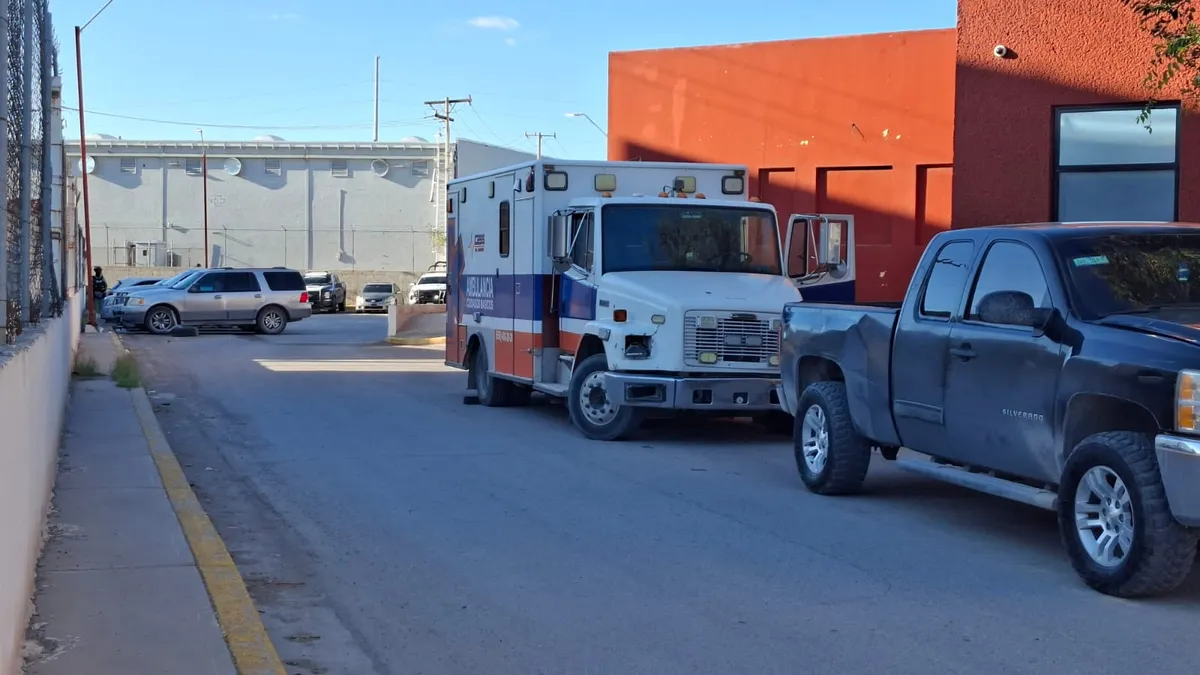 Policía se dispara por accidente en la mano mientras se alistaba para su turno